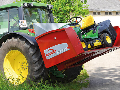 Sumo - ab mit dem Motormäher auf den straken Dreipunkt-Laster