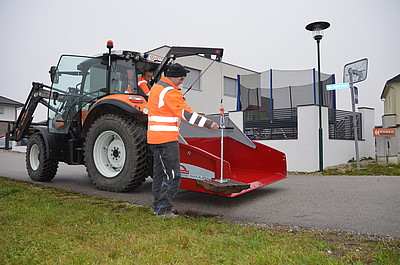 STI multi-lifting-crane mounted on a Rosenteiner SAMURAI three-point bucket.
